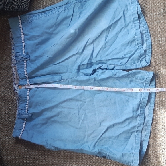 Jean shorts lightweight light blue denim white lace trim accents womans size 10 - Picture 13 of 16